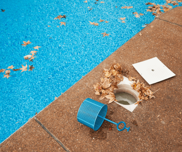 piscina con hojas y filtro abierto