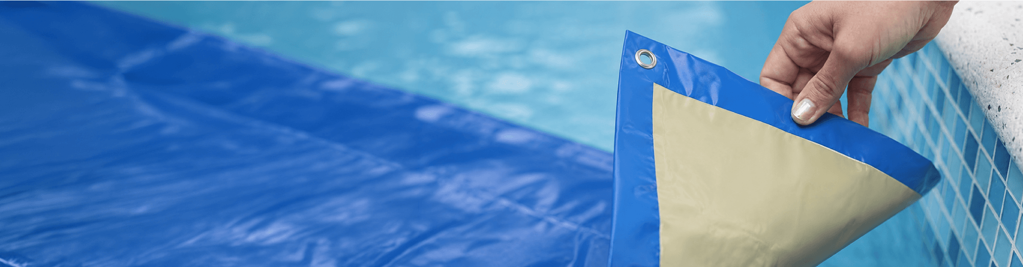 Piscina cubierta con cobertor de invierno azul