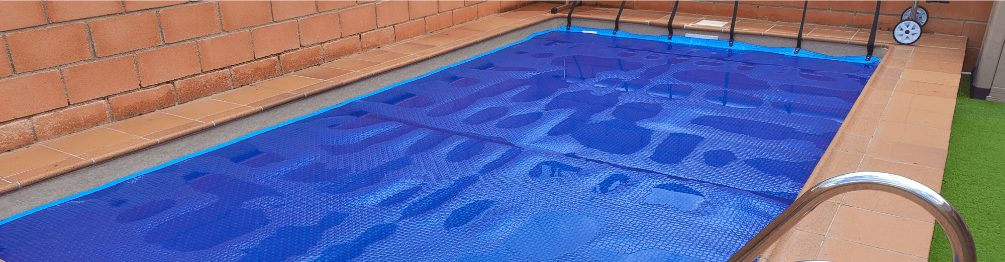 Piscina cubierta con manta térmica azul