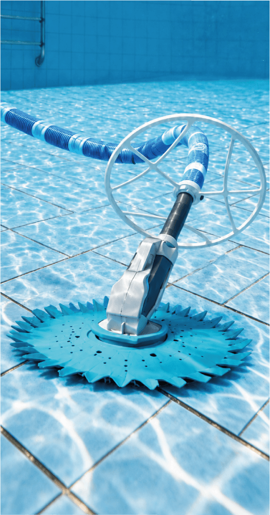 Limpiafondos hidráulico funcionando en una piscina
