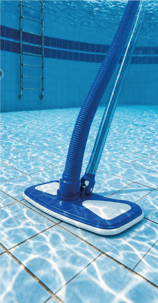 Limpiafondos manual en una piscina