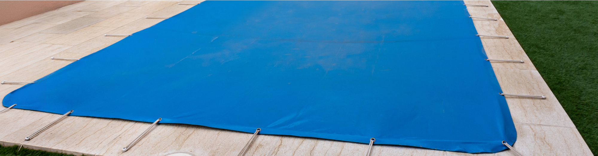 Piscina cubierta con cobertor de invierno azul