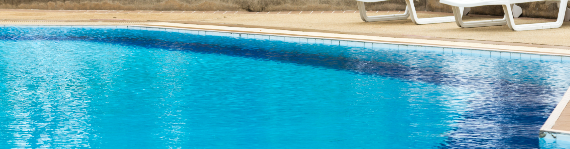 Piscina cubierta con cobertor de invierno azul
